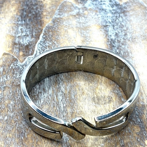 Bracelet Contemporary Style Big Bold hinged Clapper-style silver plated cuff - Picture 6 of 9